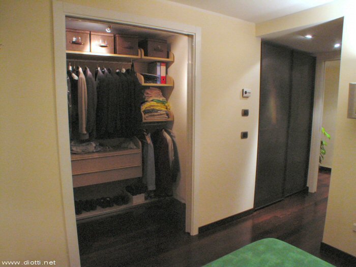 In questa immagine si vedono insieme la cabina armadio Espace ed uno dei due armadi scorrevoli gemelli modello Open Door in cristallo bronzato.
